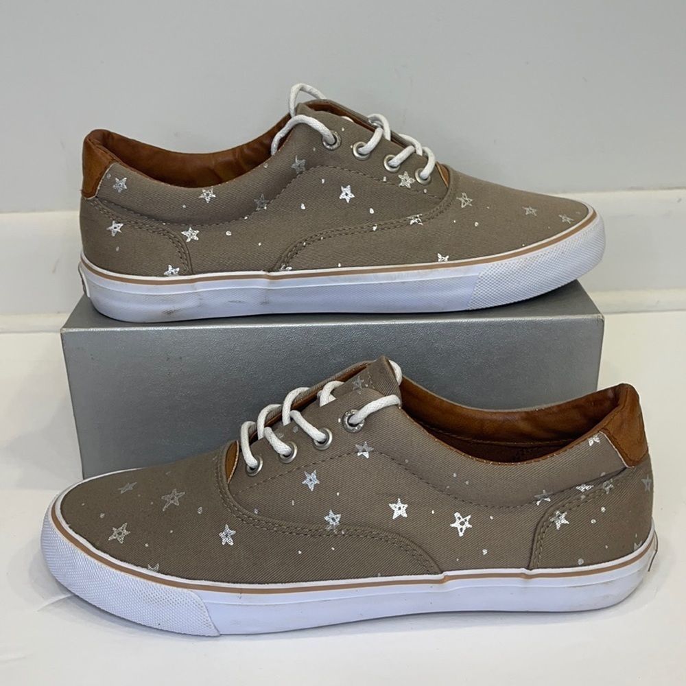 Bass Sneaker with Silver Stars sz 6